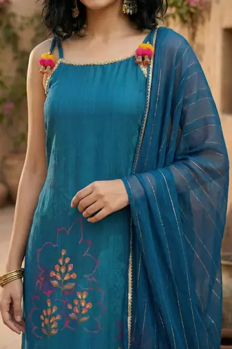 Women Floral Printed Regular Beads and Stones Kurta with Trousers & With Dupatta