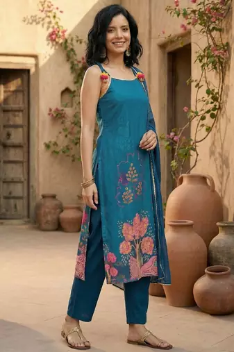 Women Floral Printed Regular Beads and Stones Kurta with Trousers & With Dupatta