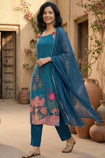 Women Floral Printed Regular Beads and Stones Kurta with Trousers & With Dupatta