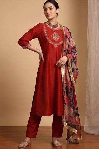 Women Floral Embroidered Regular Thread Work Kurta with Trousers & With Dupatta
