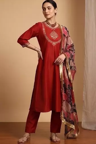 Women Floral Embroidered Regular Thread Work Kurta with Trousers & With Dupatta
