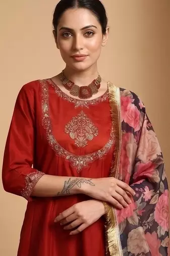 Women Floral Embroidered Regular Thread Work Kurta with Trousers & With Dupatta