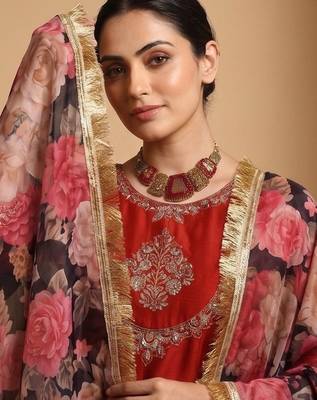 Women Floral Embroidered Regular Thread Work Kurta with Trousers & With Dupatta 4