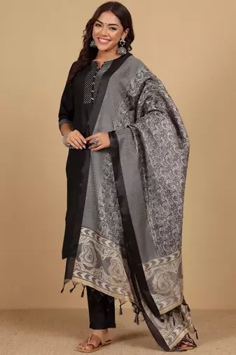 Thread Work Notch Neck Straight Kurta With Trousers And Dupatta