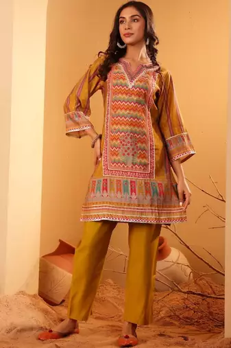 Women Ethnic Motifs Printed Regular Chanderi Silk Kurta with Trousers