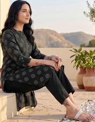 Women Ethnic Motifs Printed Regular Kurta with Trousers 2
