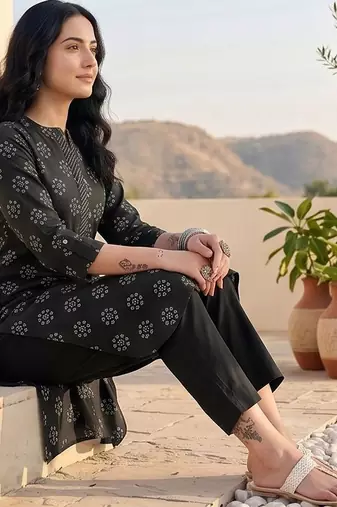 Women Ethnic Motifs Printed Regular Kurta with Trousers