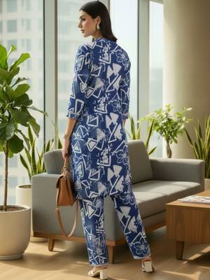 Women Printed Regular Kurta with Trousers 4