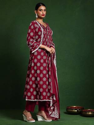 Women Floral Printed Regular Kurta with Trousers & With Dupatta 4
