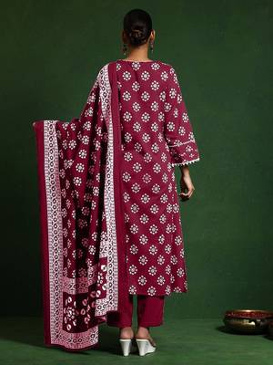 Women Floral Printed Regular Kurta with Trousers & With Dupatta 5