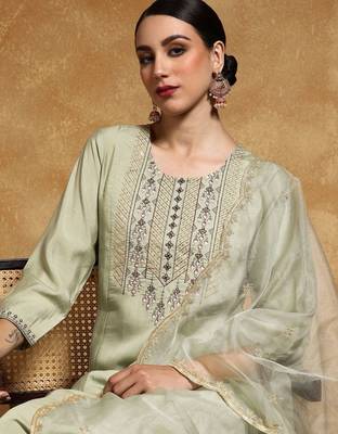Women Floral Embroidered Regular Thread Work Kurta with Trousers & With Dupatta 2