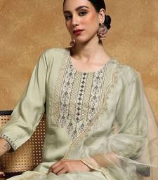 Women Floral Embroidered Regular Thread Work Kurta with Trousers & With Dupatta