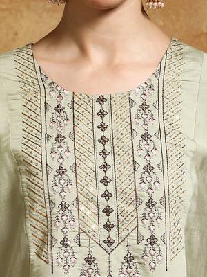 Women Floral Embroidered Regular Thread Work Kurta with Trousers & With Dupatta 3