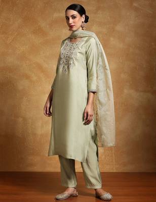 Women Floral Embroidered Regular Thread Work Kurta with Trousers & With Dupatta 4
