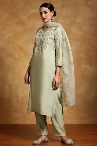 Women Floral Embroidered Regular Thread Work Kurta with Trousers & With Dupatta