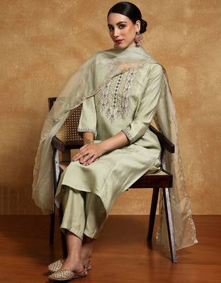 Women Floral Embroidered Regular Thread Work Kurta with Trousers & With Dupatta 6