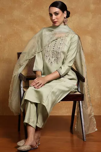 Women Floral Embroidered Regular Thread Work Kurta with Trousers & With Dupatta