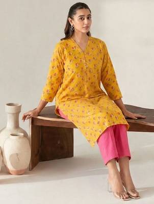 Women Floral Printed Regular Kurta with Trousers 1