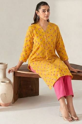 Women Floral Printed Regular Kurta with Trousers