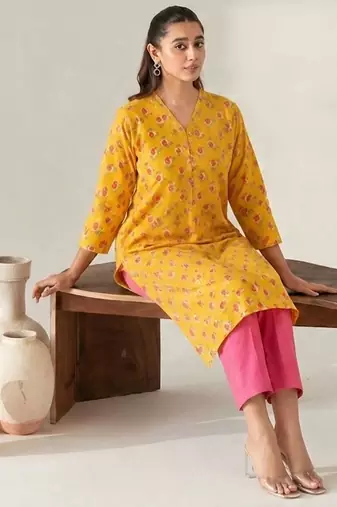 Women Floral Printed Regular Kurta with Trousers