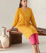 Women Floral Printed Regular Kurta with Trousers