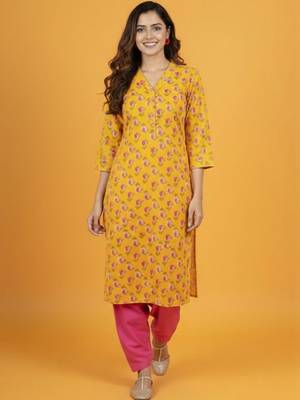 Women Floral Printed Regular Kurta with Trousers 3