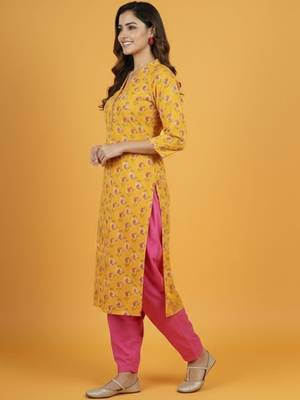 Women Floral Printed Regular Kurta with Trousers 5