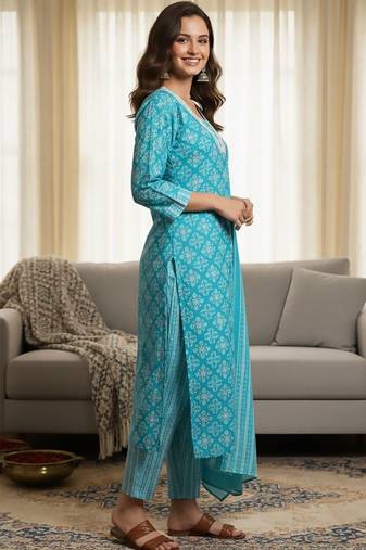 Ethnic Motifs Printed Square Neck Straight Kurta With Trousers & Dupatta