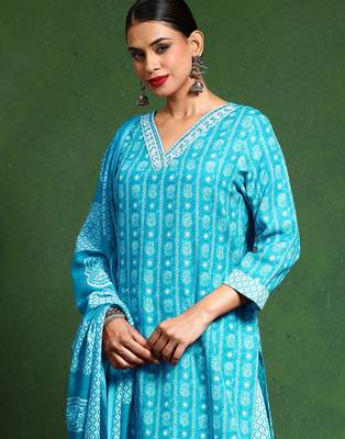 Women Floral Printed Regular Kurta with Trousers & With Dupatta 2