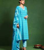 Women Floral Printed Regular Kurta with Trousers & With Dupatta