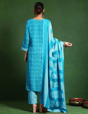 Women Floral Printed Regular Kurta with Trousers & With Dupatta 6