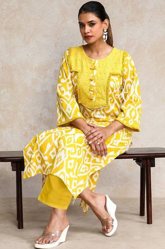 Ethnic Motifs Printed Round Neck Straight Kurta With Trousers
