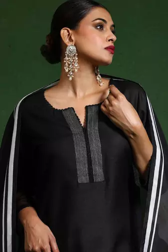 Thread Work Notch Neck Straight Kurta With Trousers And Dupatta