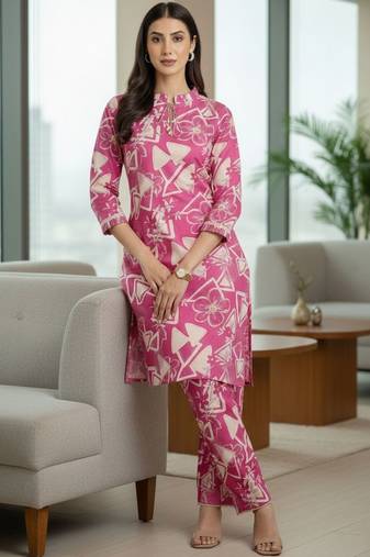 Women Floral Printed Regular Kurta with Trousers