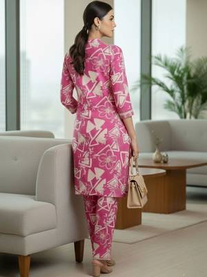 Women Floral Printed Regular Kurta with Trousers 5