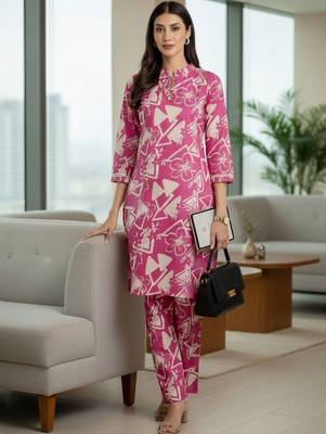 Women Floral Printed Regular Kurta with Trousers 6