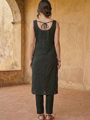 Women Regular Kurta with Trousers & With Dupatta 4