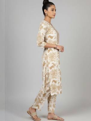 Women Floral Printed Regular Thread Work Kurta with Trousers 6