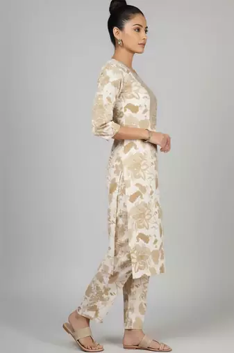 Women Floral Printed Regular Thread Work Kurta with Trousers