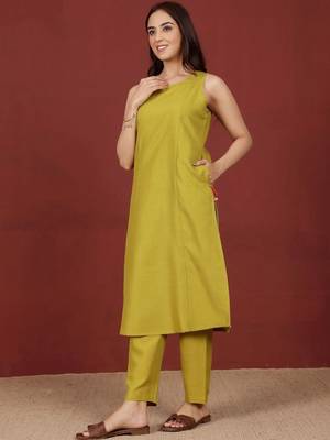 Round Neck Straight Kurta With Trousers 6