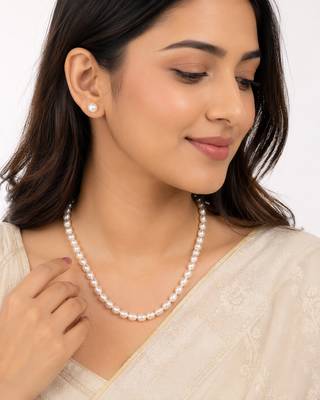 White oval pearl necklace and stud earrings jewellery set rice-shaped pearls, stud earrings included. 1