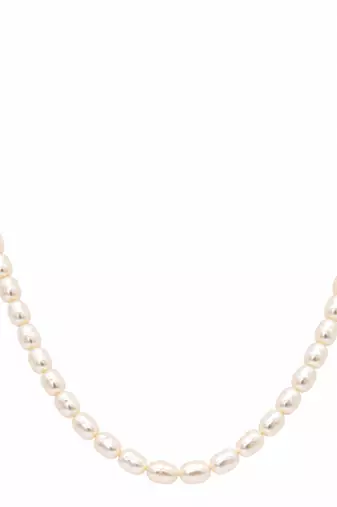 White oval pearl necklace and stud earrings jewellery set rice-shaped pearls, stud earrings included.