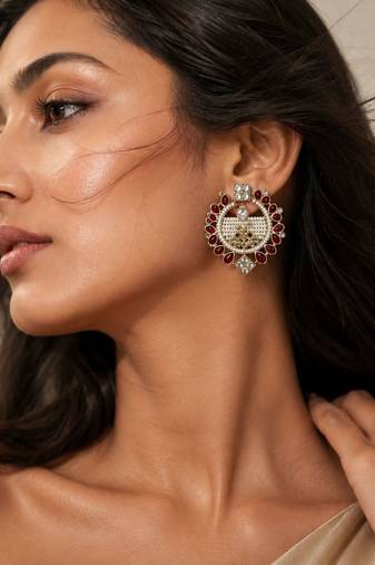 Pearl earrings with oxidized gold plating