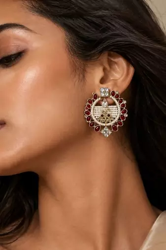 Pearl earrings with oxidized gold plating