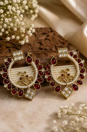 Pearl earrings with oxidized gold plating
