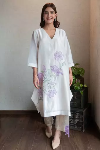 Off-white chanderi floral applique kurta set with pants, stitched