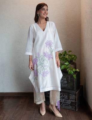 Off-white chanderi floral applique kurta set with pants, stitched 2