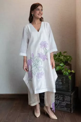 Off-white chanderi floral applique kurta set with pants, stitched