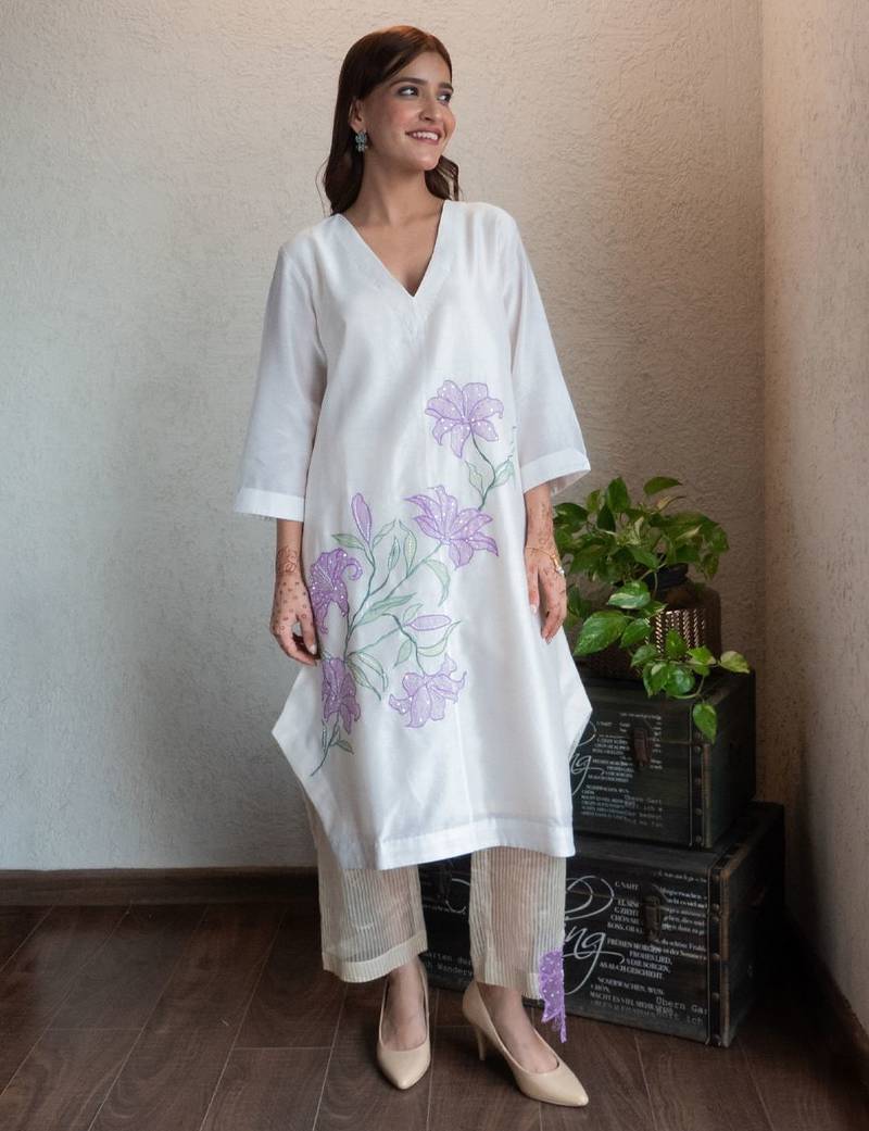 Off-white chanderi floral applique kurta set with pants, stitched