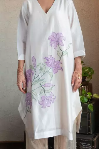 Off-white chanderi floral applique kurta set with pants, stitched